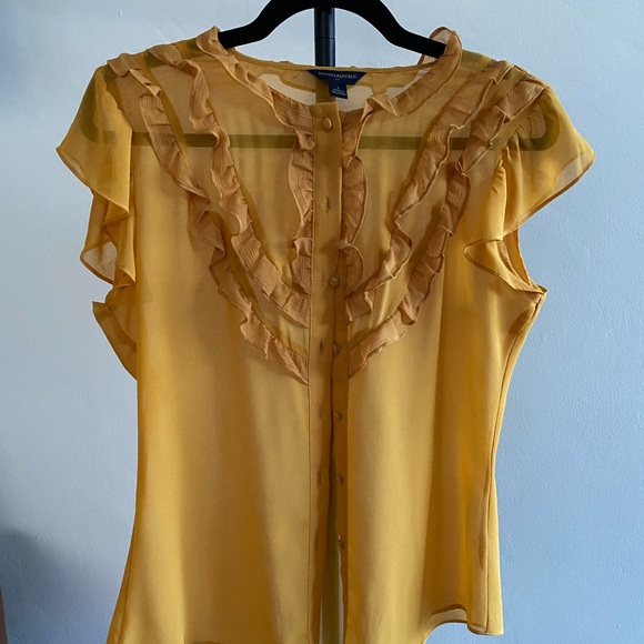 Banana Republic Tops - Flirty ruffled blouse 💛